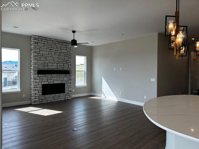 Image 7 of 30: Living Room