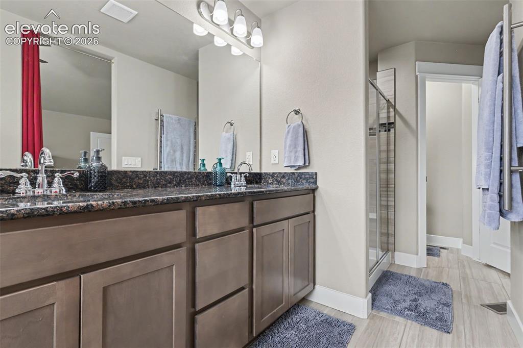 Image 14 of 40: Bathroom