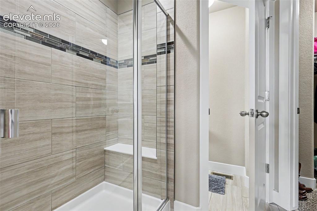 Image 16 of 40: Bathroom