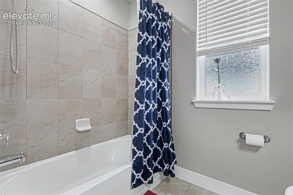 Image 21 of 40: Bathroom