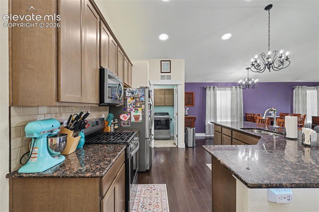 Image 8 of 40: Kitchen