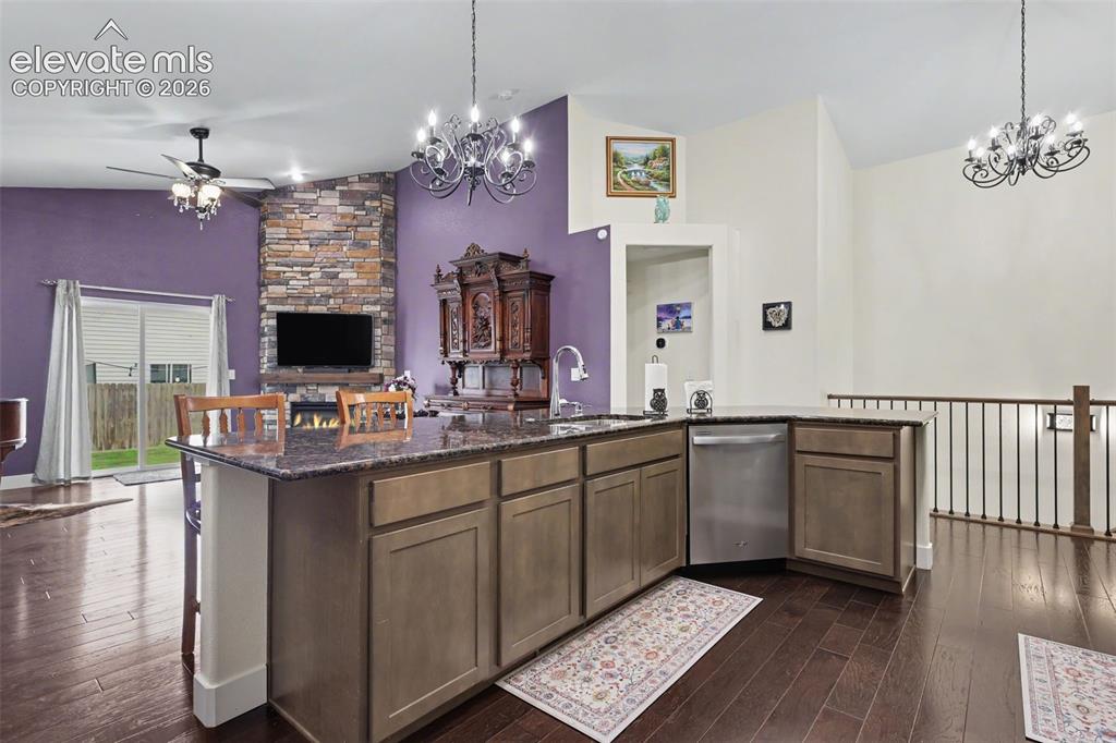 Image 9 of 40: Kitchen