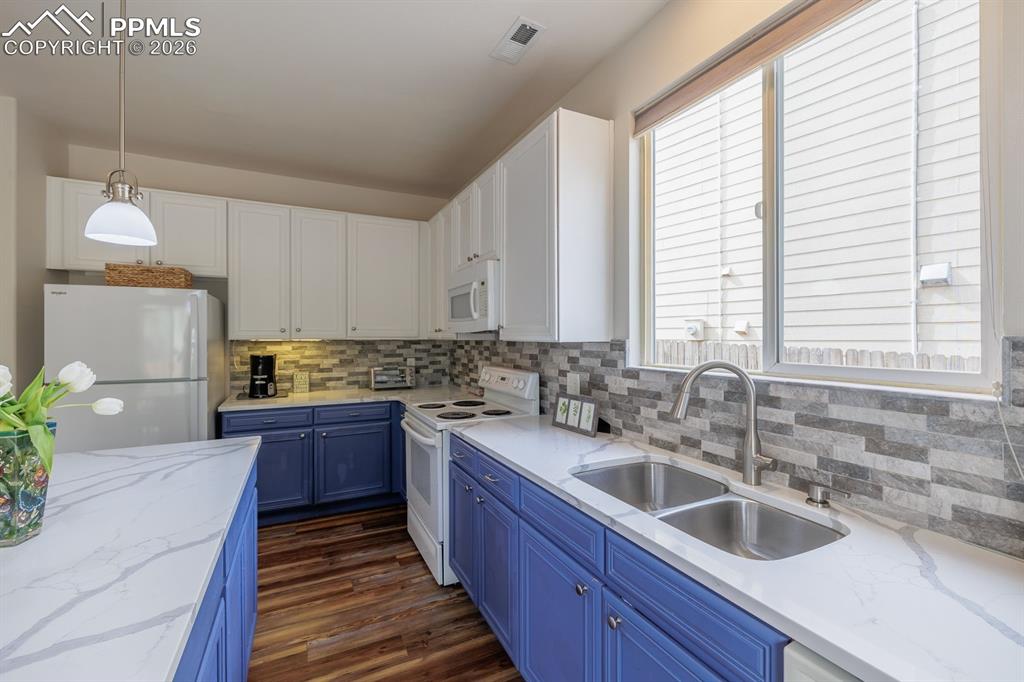 Image 14 of 36: Great storage including a kitchen pantry and hall closet