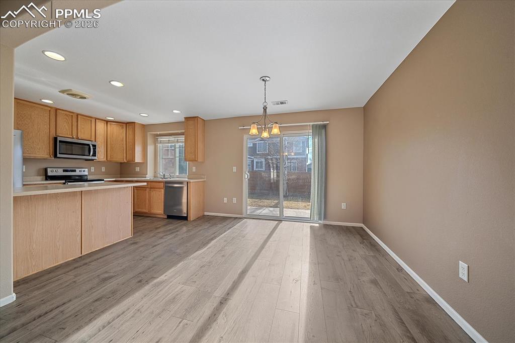 Image 7 of 26: Dining Area