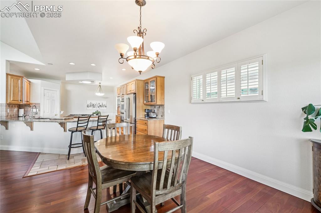 Image 18 of 47: Dining Area