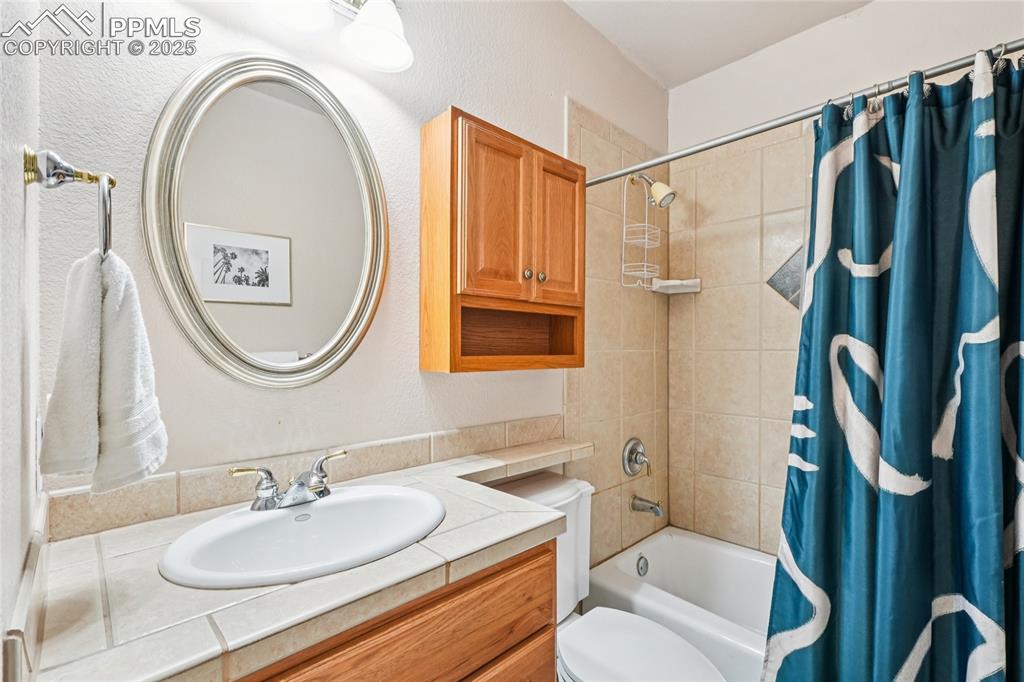 Image 36 of 47: Bathroom