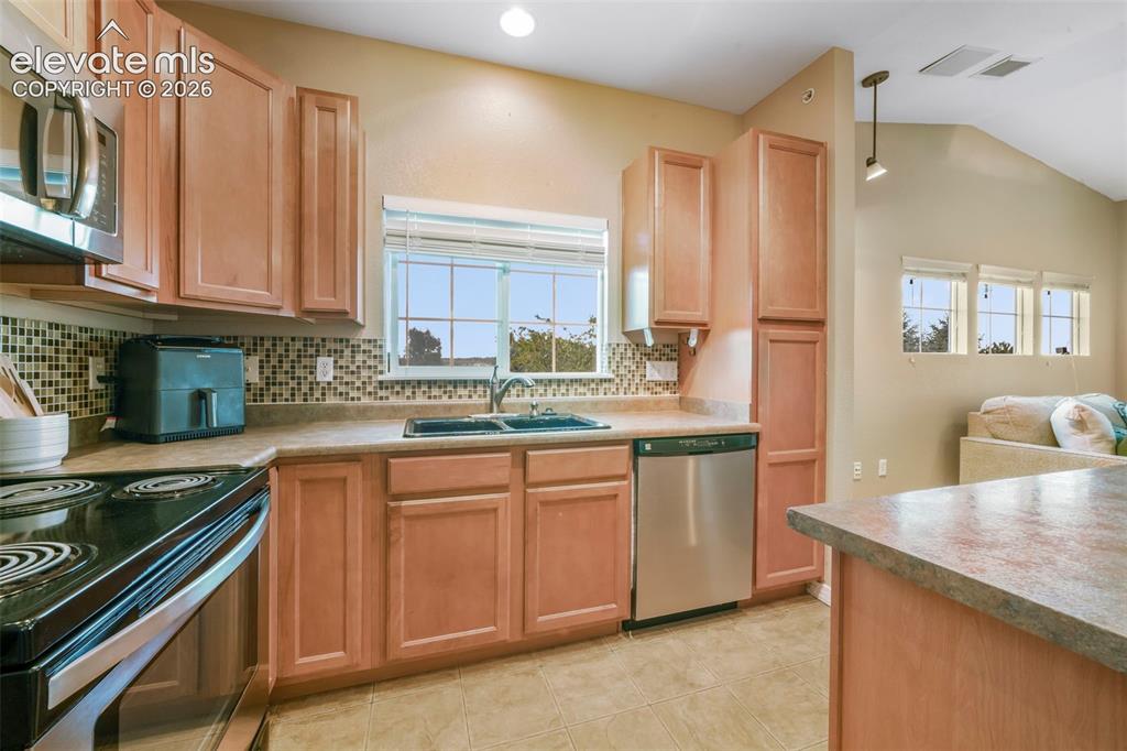 Image 15 of 50: Kitchen