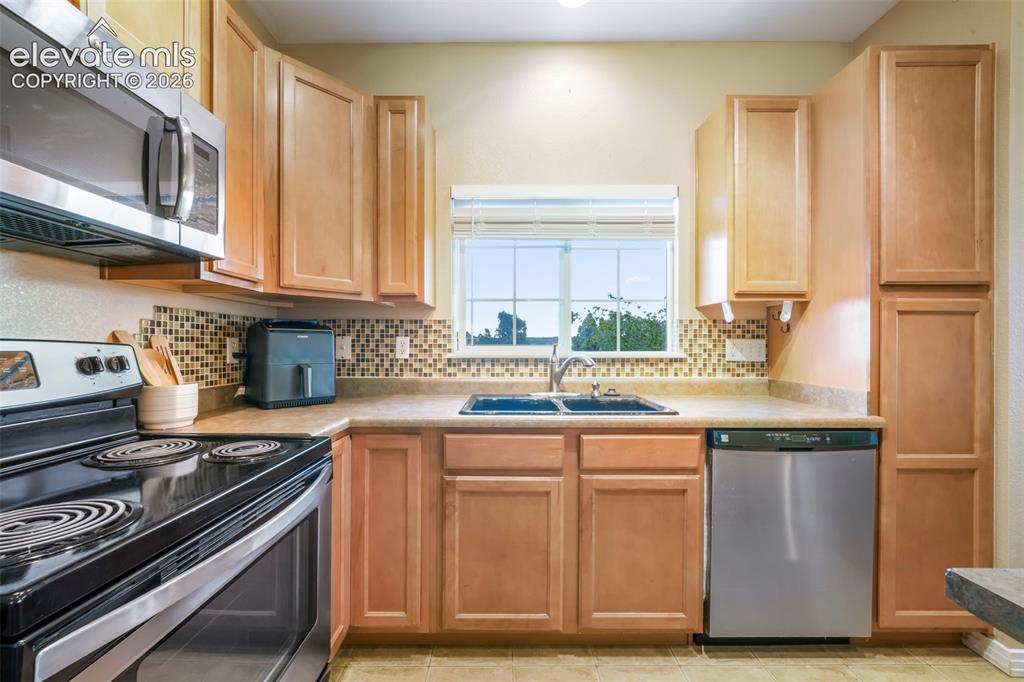 Image 16 of 50: Kitchen