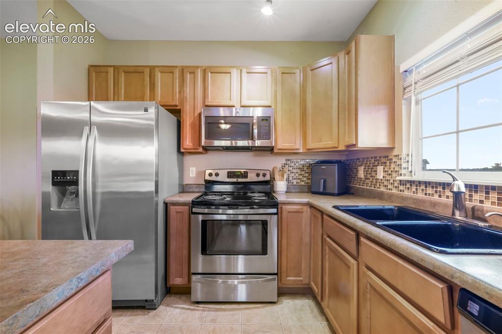 Image 17 of 50: Kitchen