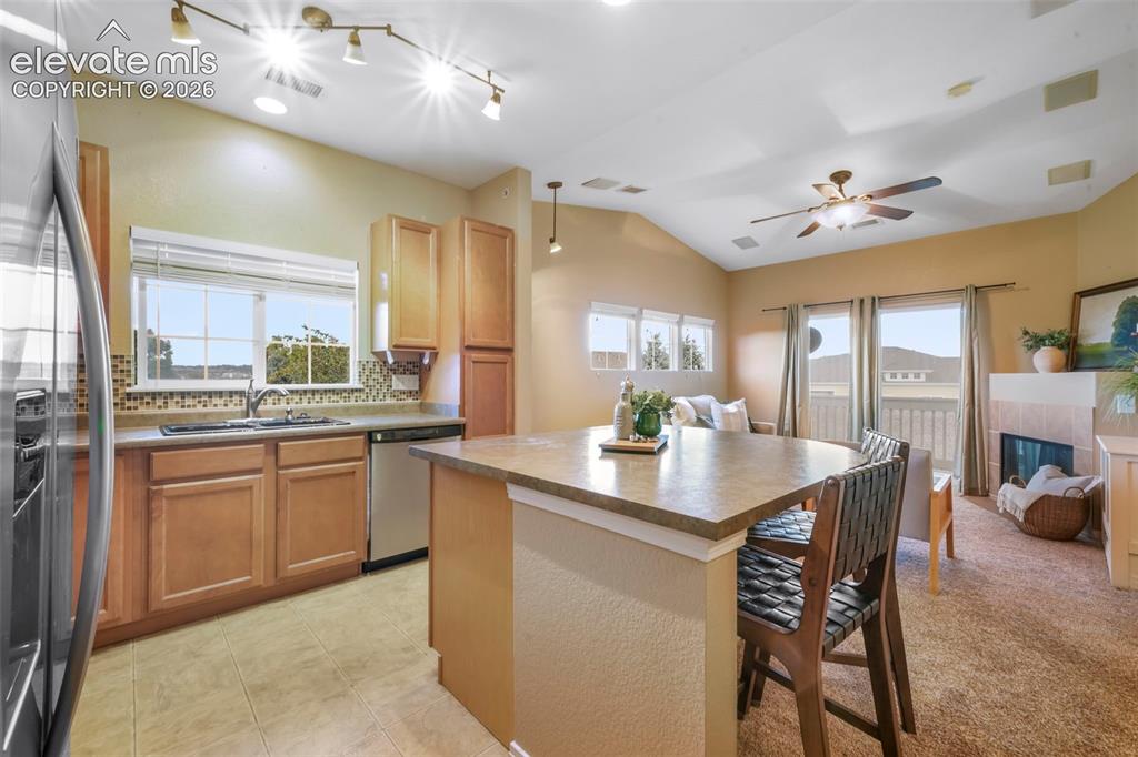 Image 18 of 50: Kitchen