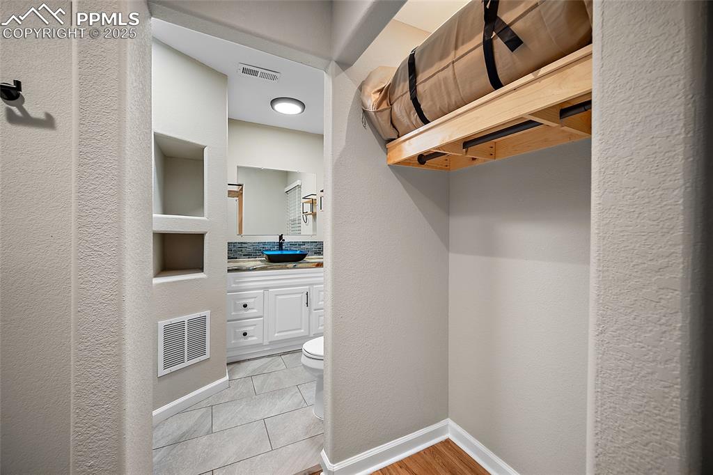 Image 21 of 38: Bathroom