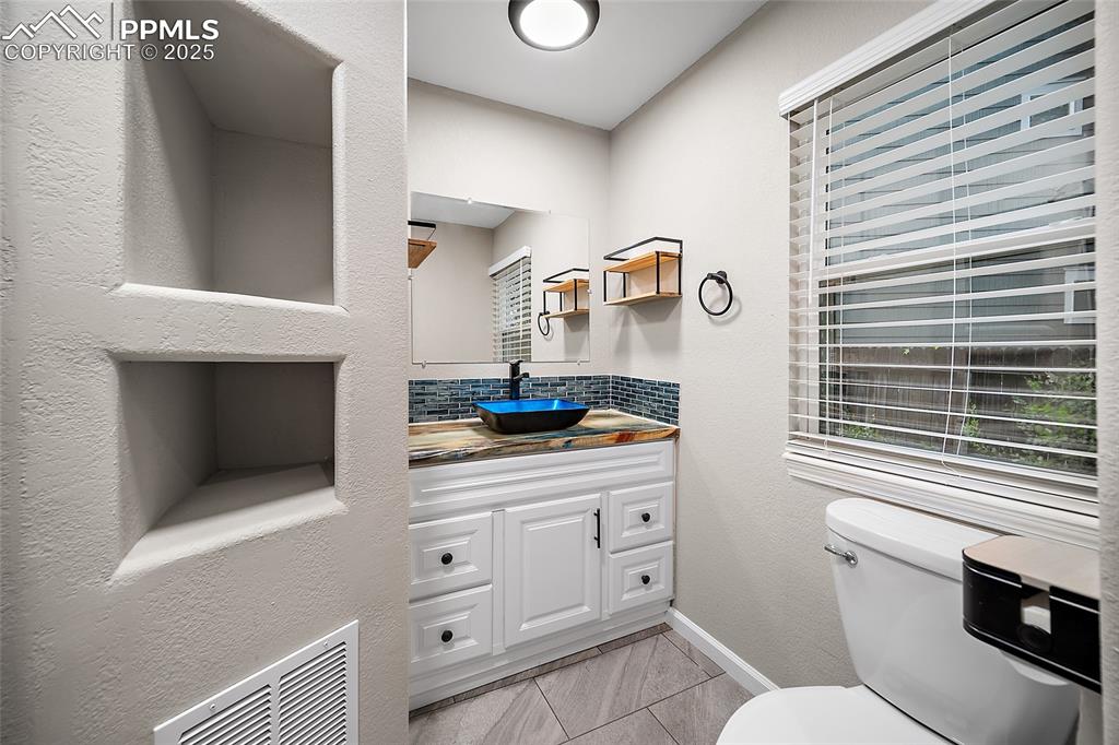 Image 22 of 38: Bathroom