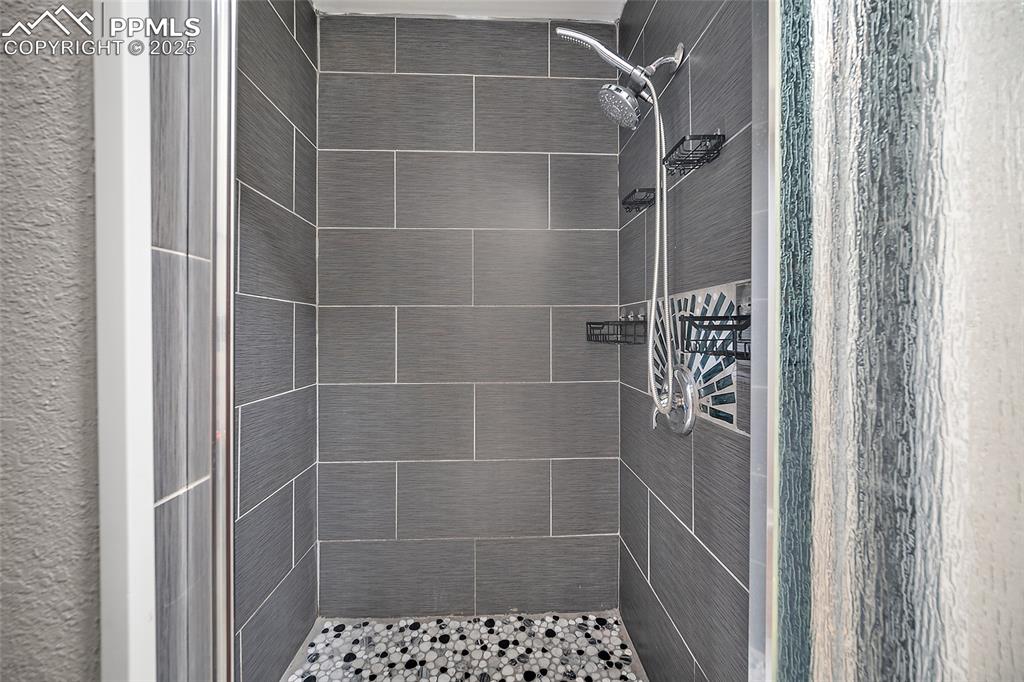 Image 23 of 38: Bathroom