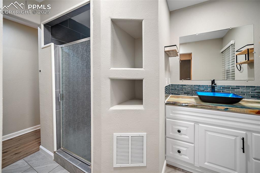 Image 24 of 38: Bathroom