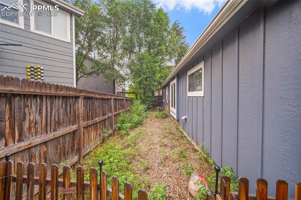 Image 28 of 38: Yard