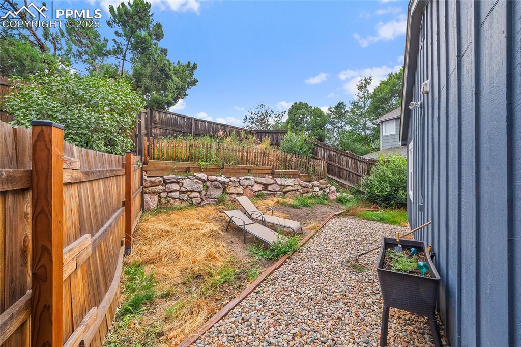 Image 29 of 38: Yard