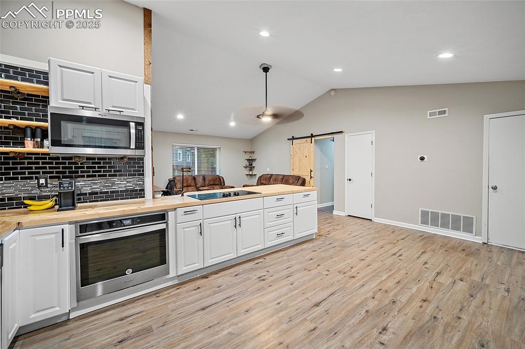 Image 7 of 38: Kitchen