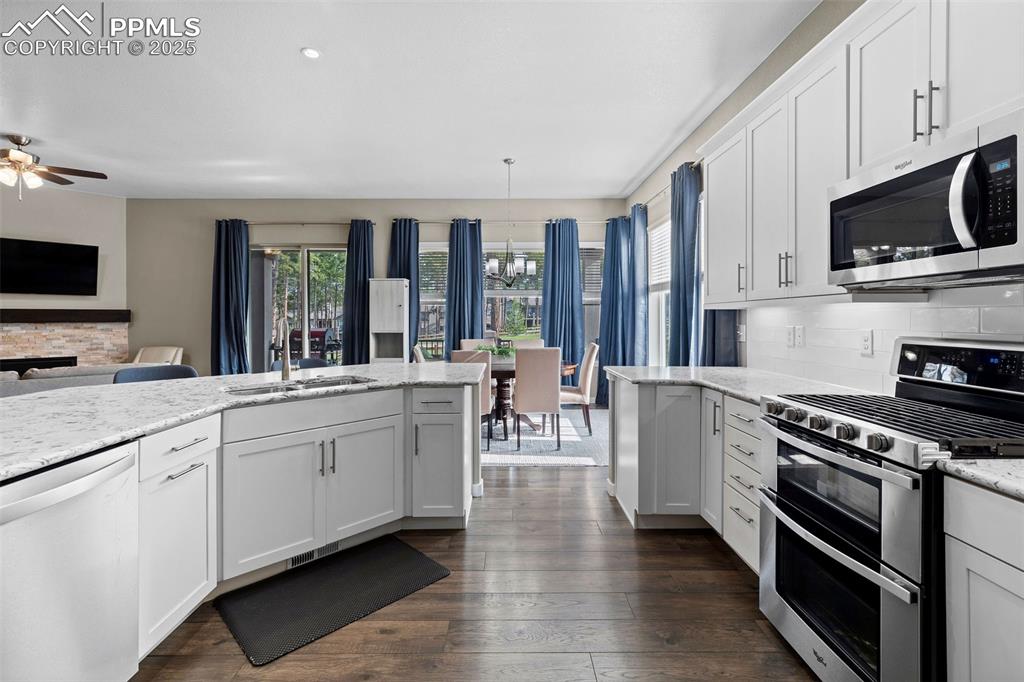 Image 11 of 40: Open floorplan