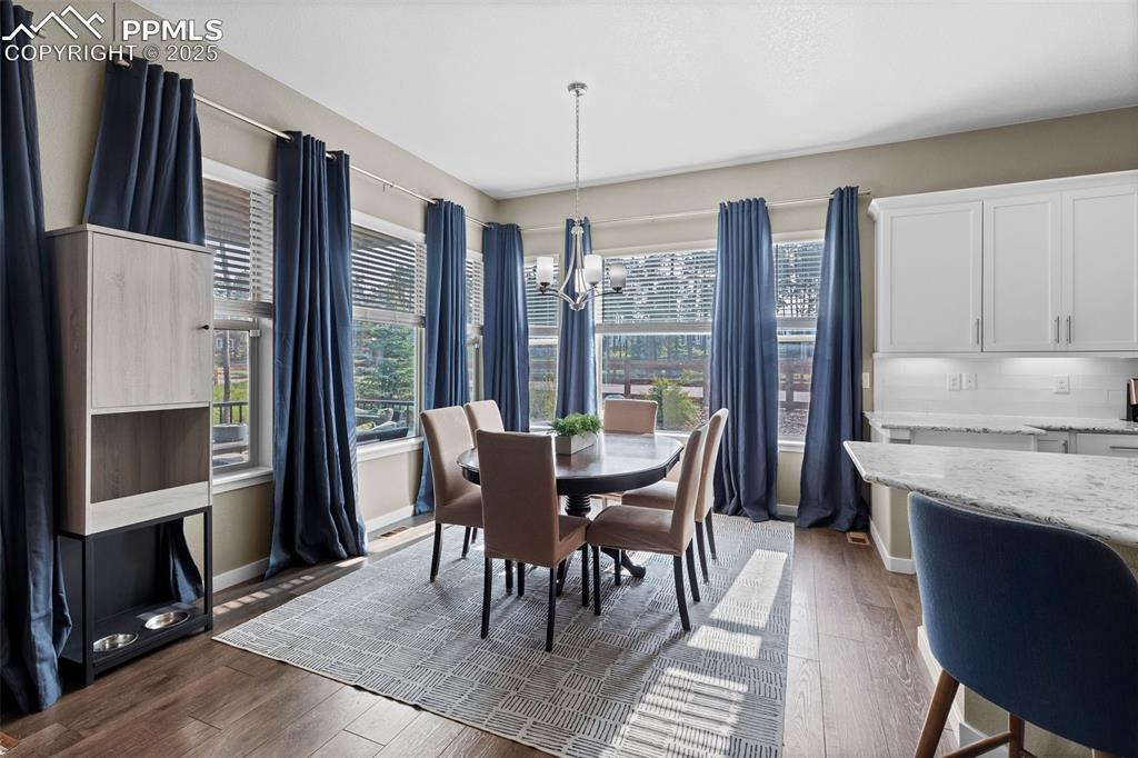 Image 14 of 40: Dining area 