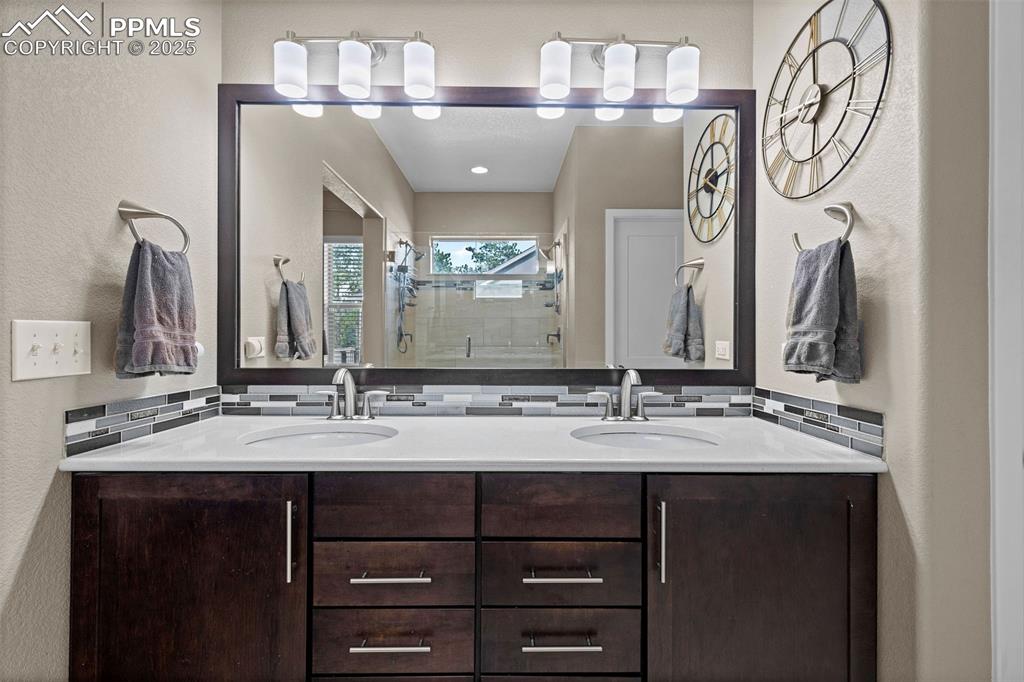 Image 23 of 40: Primary bath with dual sinks