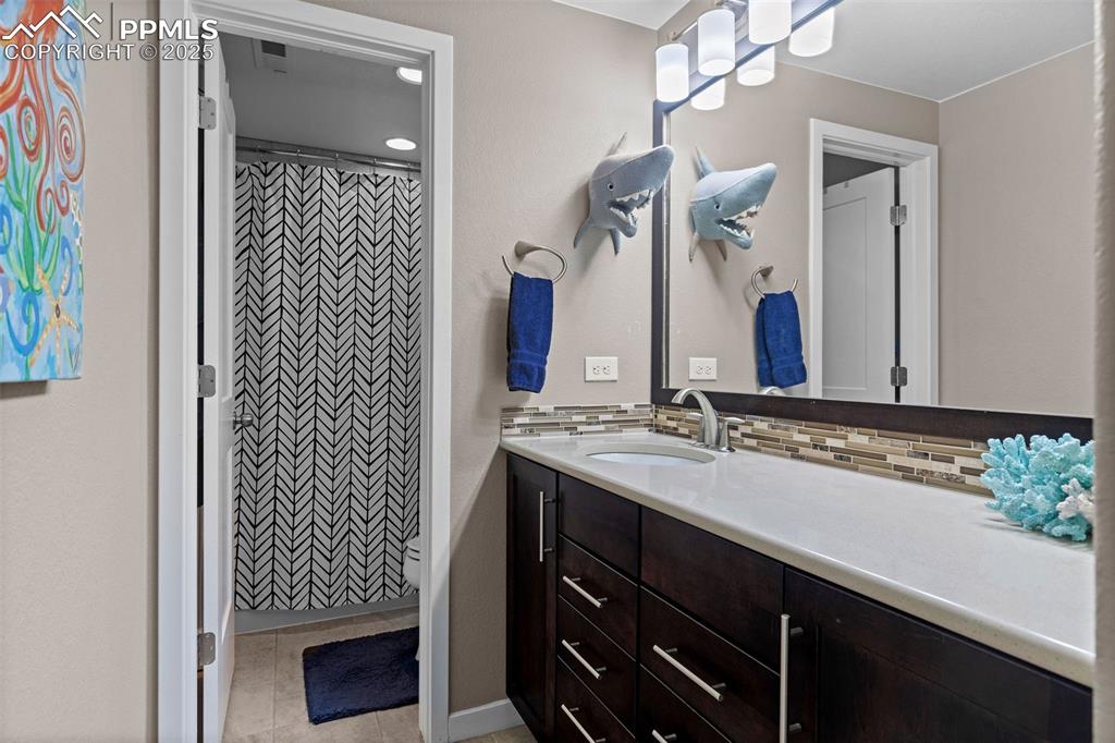 Image 33 of 40: Basement bath