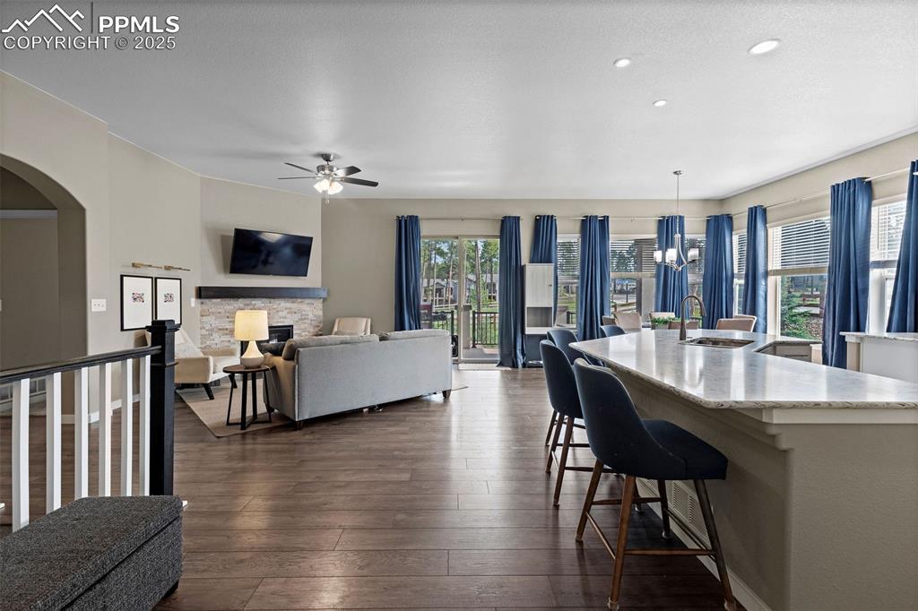 Image 6 of 40: Living room 