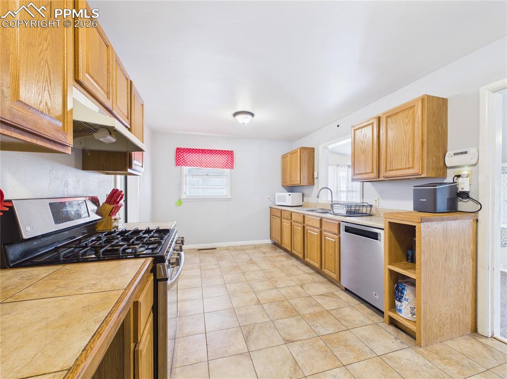 Image 10 of 36: Kitchen