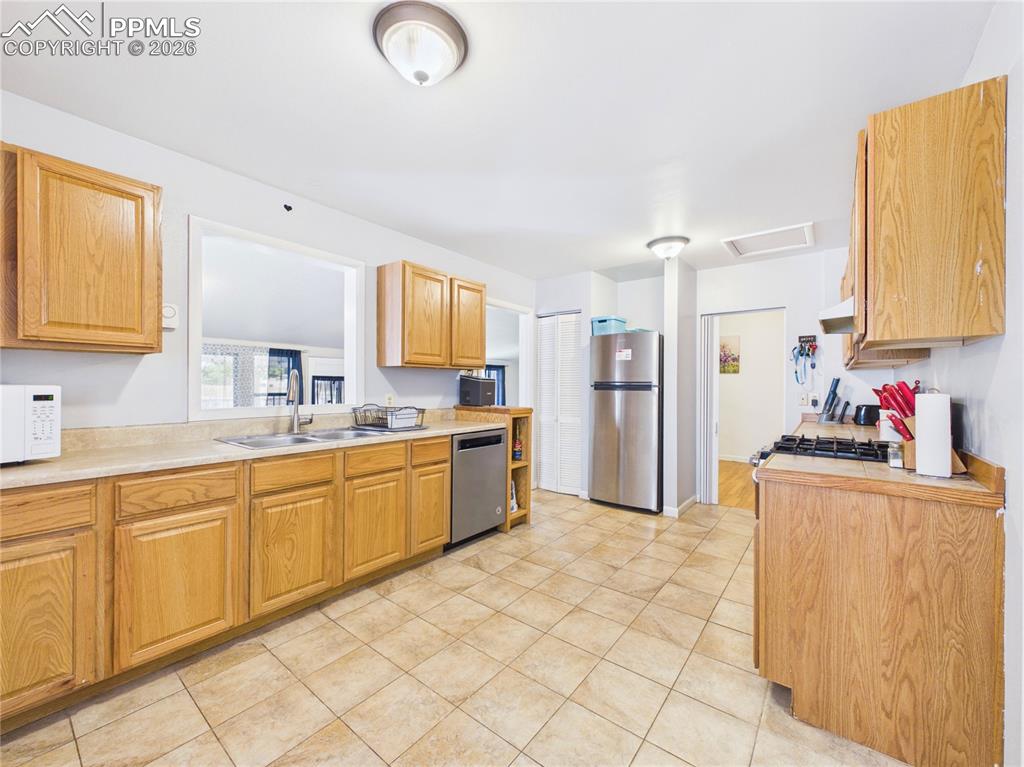 Image 11 of 36: Kitchen