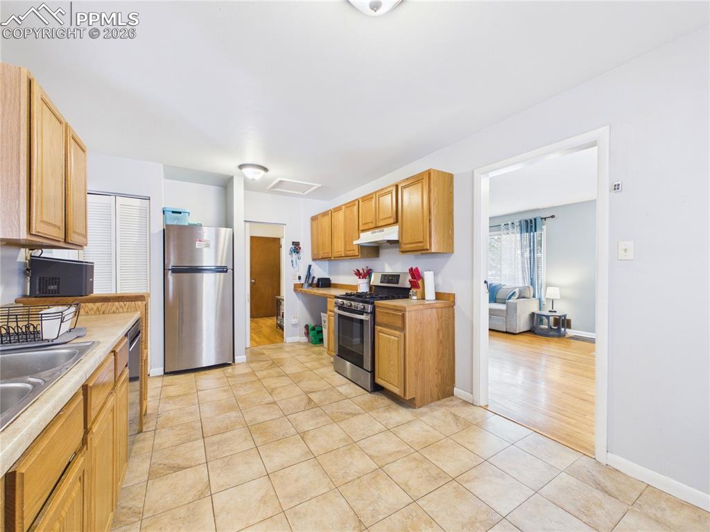 Image 12 of 36: Kitchen