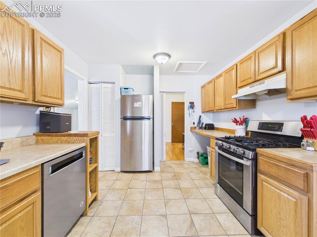 Image 13 of 36: Kitchen