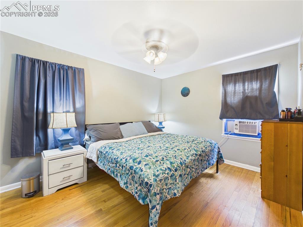 Image 17 of 36: Bedroom