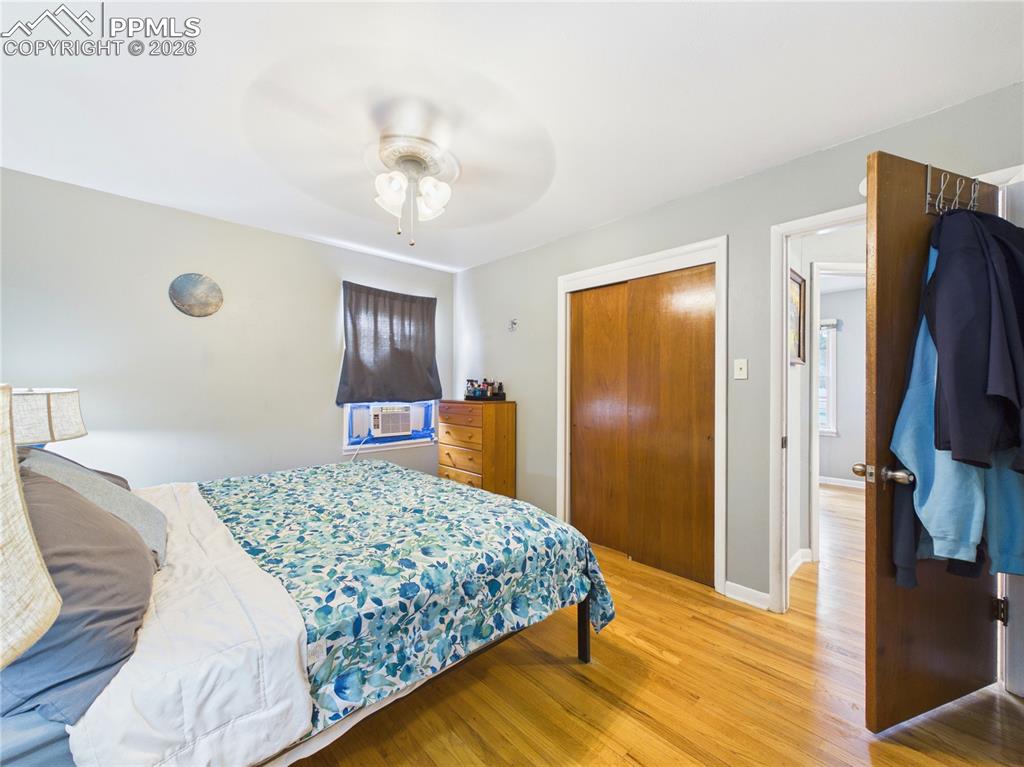 Image 18 of 36: Bedroom