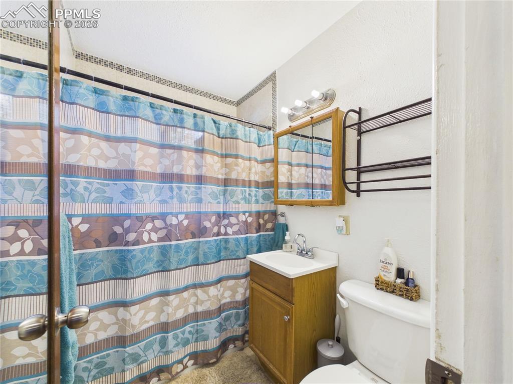 Image 19 of 36: Bathroom