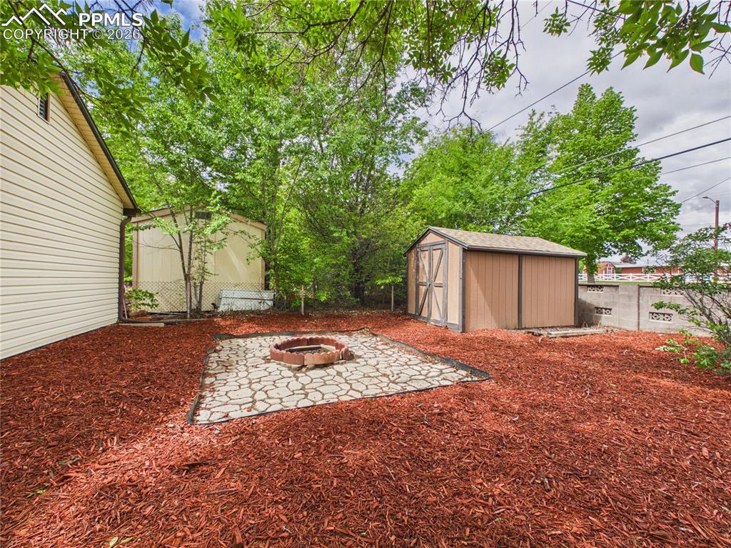 Image 31 of 36: Yard