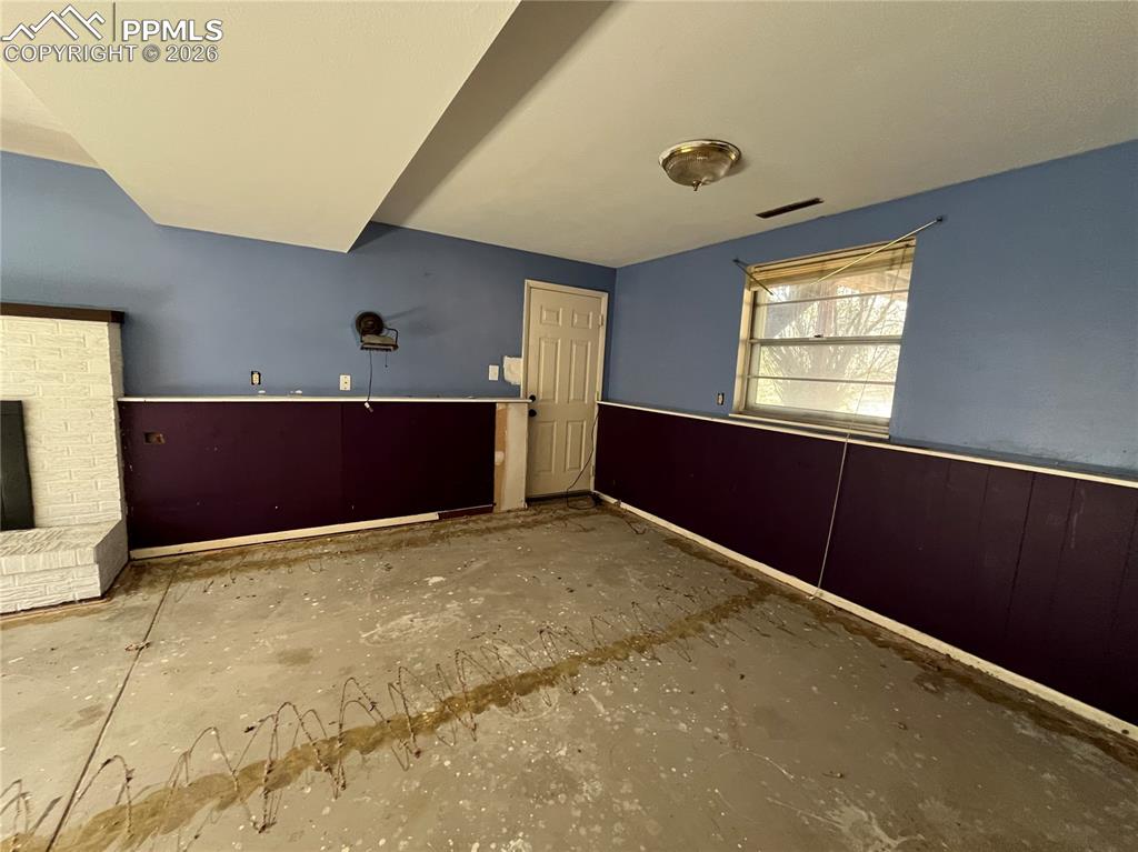 Image 8 of 13: Family Room