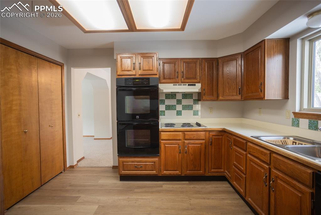 Image 22 of 44: Kitchen