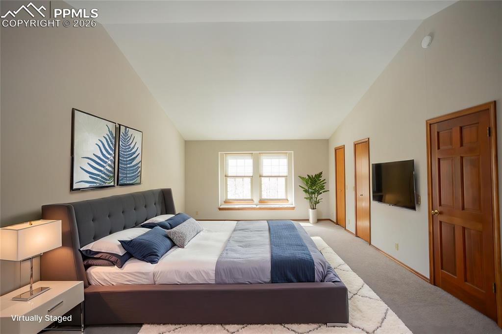 Image 24 of 44: Bedroom