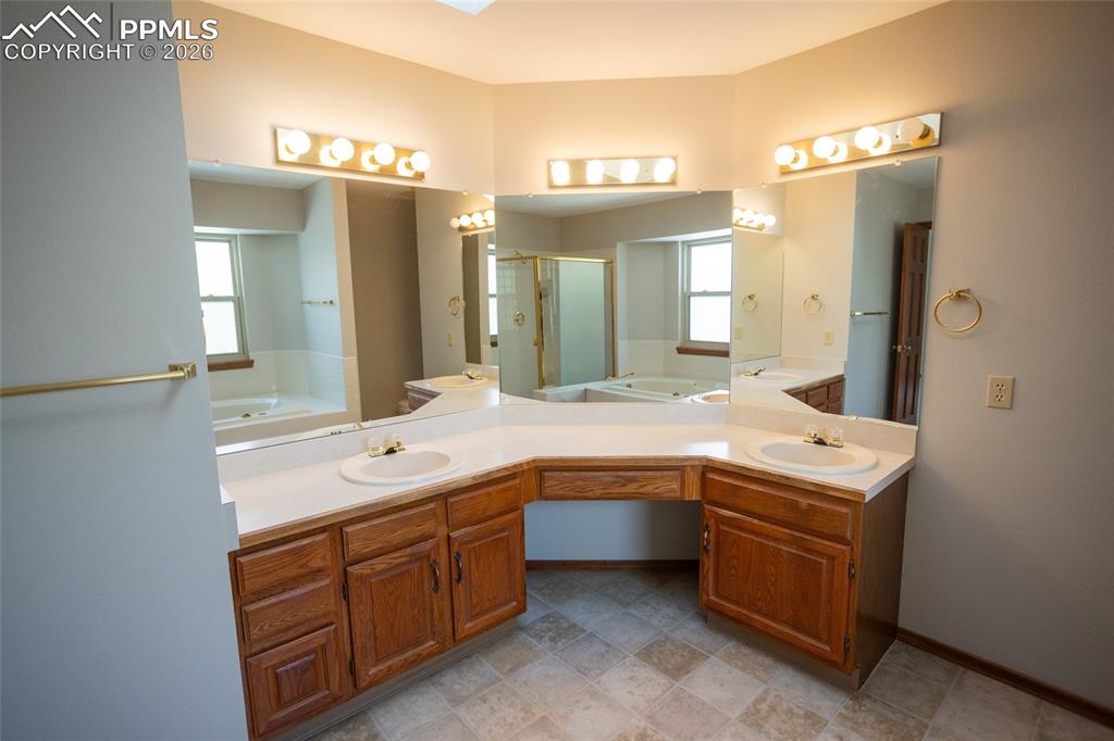 Image 29 of 44: Bathroom