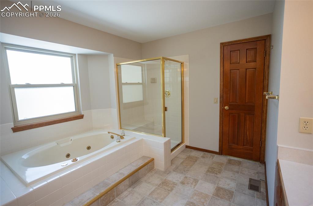 Image 31 of 44: Bathroom