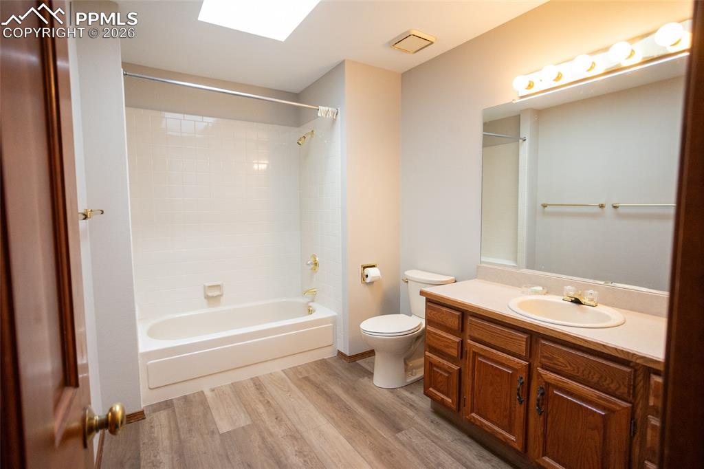 Image 35 of 44: Bathroom