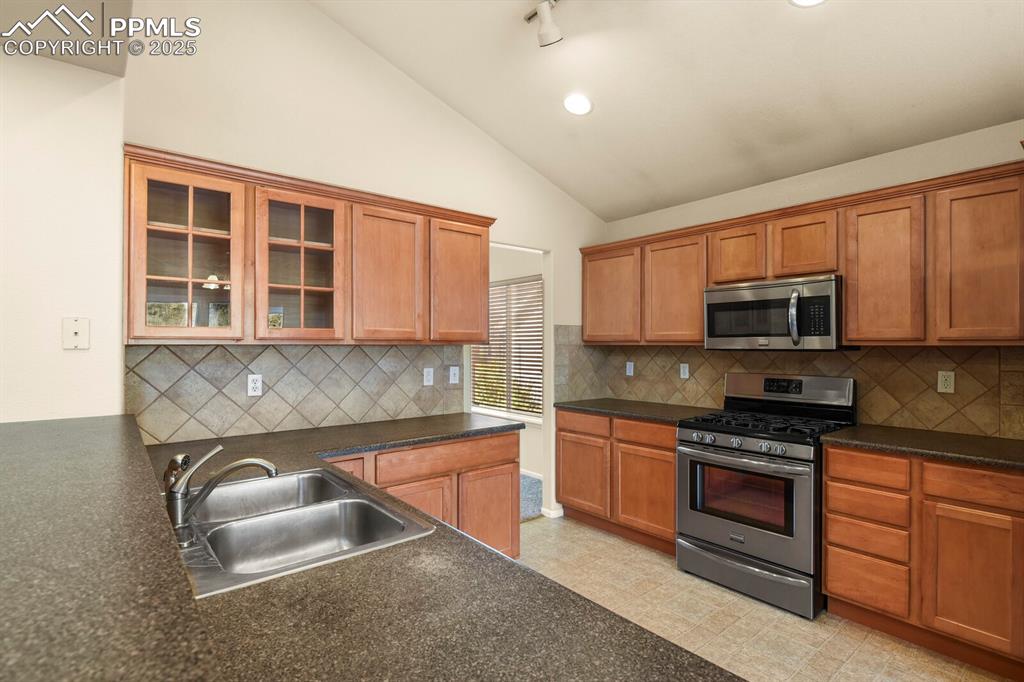 Image 10 of 49: Kitchen
