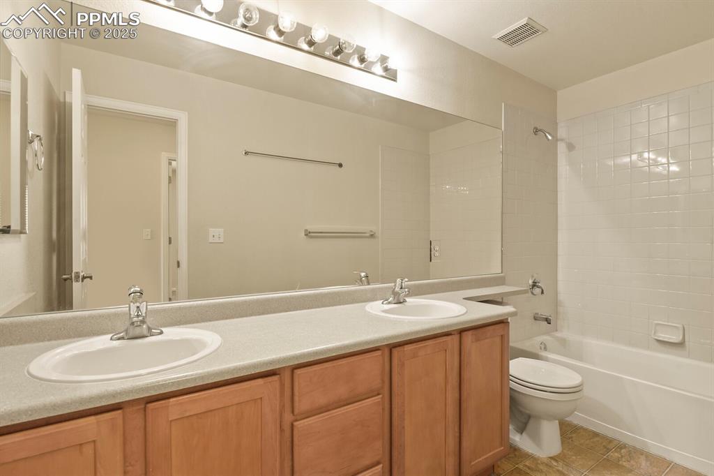 Image 32 of 49: Bathroom
