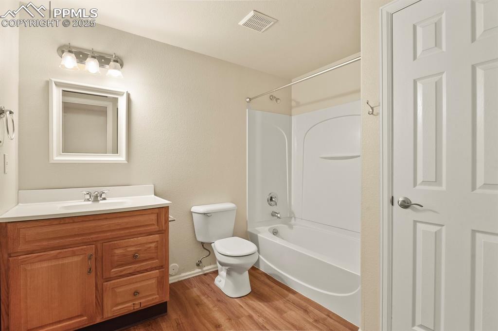 Image 40 of 49: Bathroom