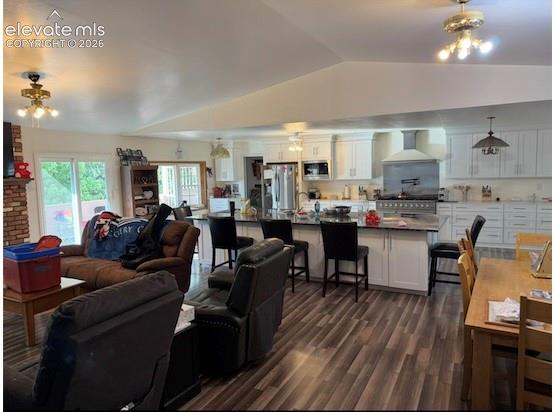 Image 3 of 7: Living Room