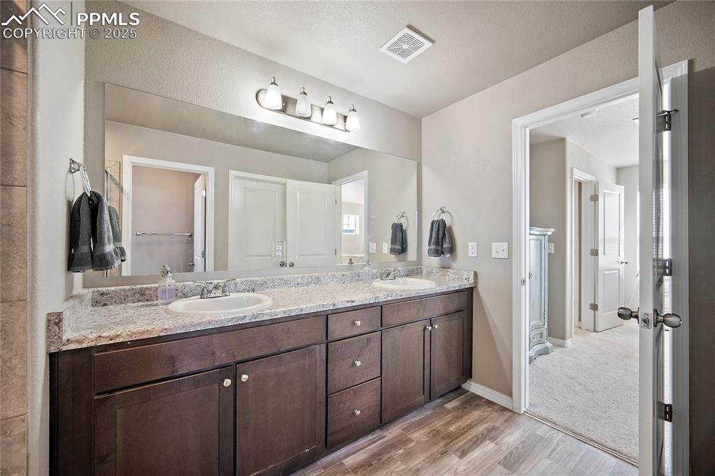 Image 23 of 36: Bathroom