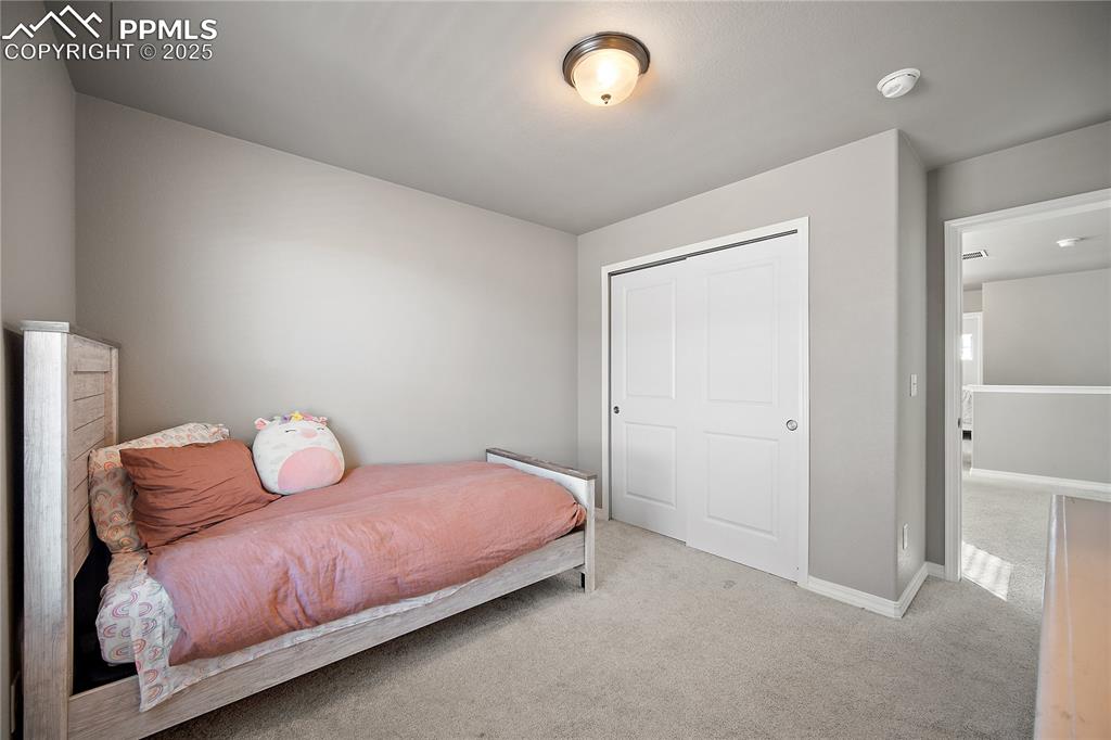 Image 25 of 36: Bedroom