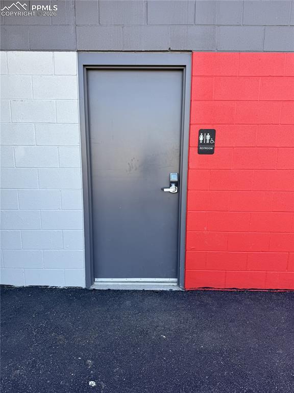 Image 7 of 9: DRIVE THROUGH - 2 UNITS IN ONE