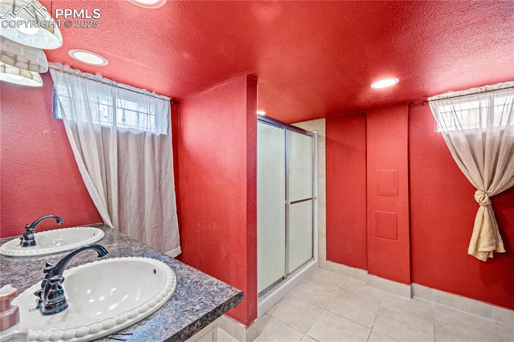 Image 20 of 26: Bathroom