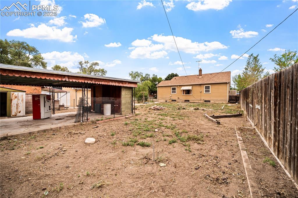 Image 25 of 26: Yard