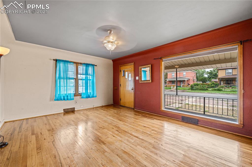 Image 4 of 26: Entry